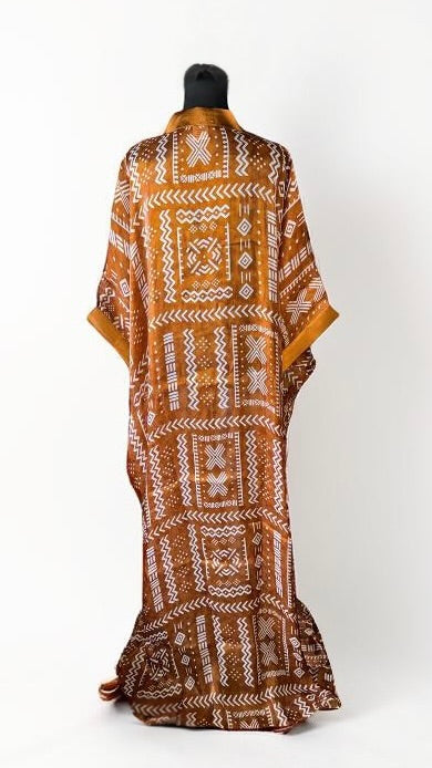 THE CULTURED AUNTIE (BRONZE)