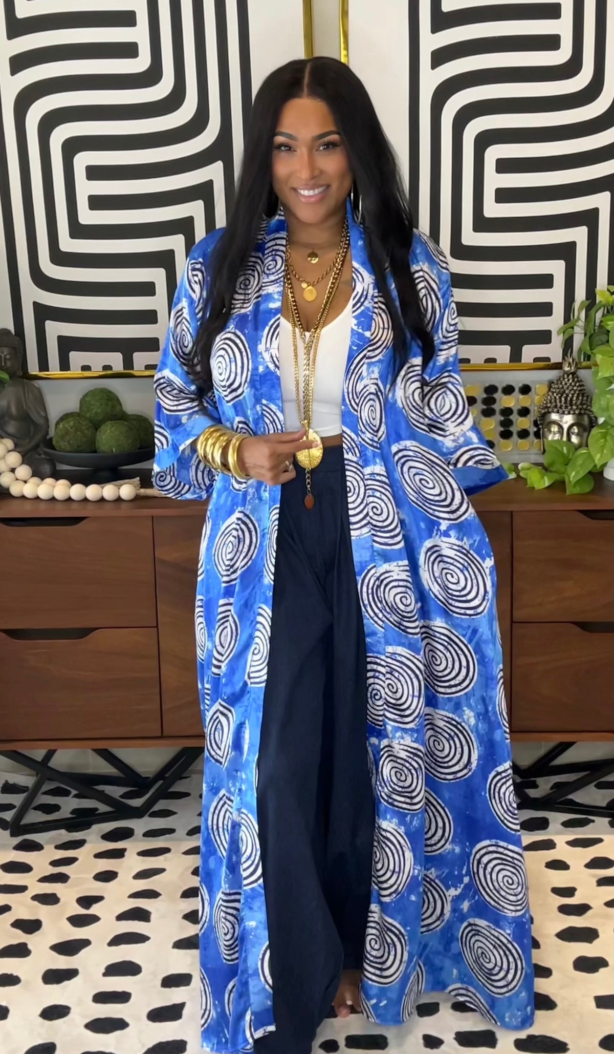 THE SMILING QUEEN (BLUE)