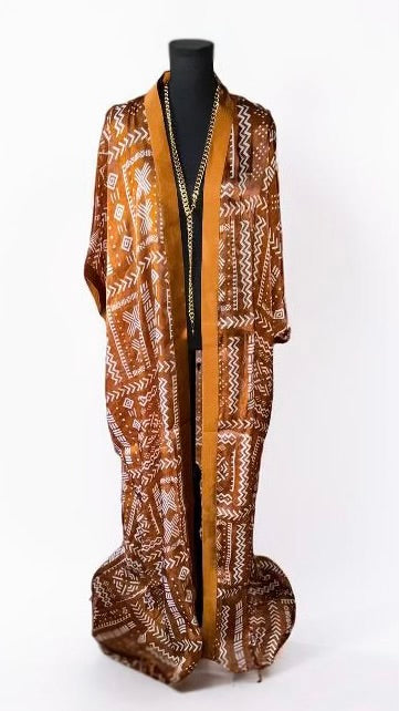 THE CULTURED AUNTIE (BRONZE)